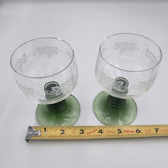 2 Roemer Beehive Emerald Green Stem Crystal Wine Glasses w Grape Etching Vintage - Picture 7 of 7